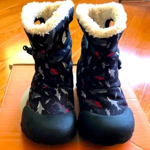 EUC Bogs B Moc Snow boots Sharks Toddler Boy Sz 9